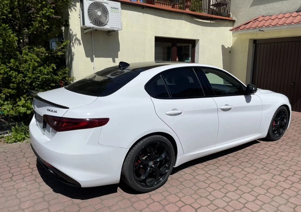 Alfa Romeo Giulia cena 98000 przebieg: 61500, rok produkcji 2018 z Tarnów małe 742